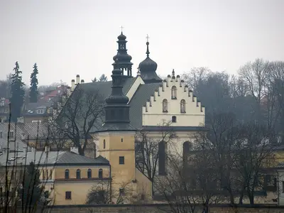 Kościół parafialny pw. św. Jana Chrzciciela i św. Augustyna (ul. Tadeusza Kościuszki 88).