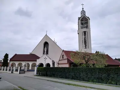 Kościół pw. Matki Bożej Królowej Polski w Nowej Dębie (parafialny)